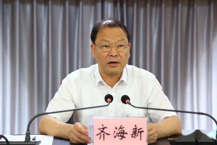 会上,局党组书记,局长齐海新同志代表上一届机关委员会做了工作报告.