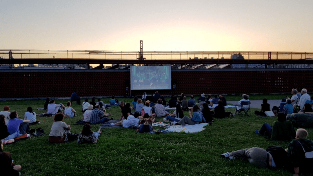 全是大片夏夜公园草坪躺边看电影边乘凉