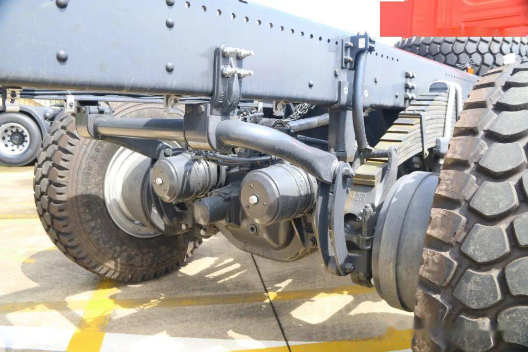 驱动桥来自斯堪尼亚自己的轮边减速桥,所有车桥均为鼓式制动,前后车桥