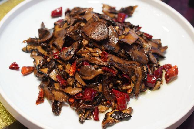 食菌季节到云南最担心是吃的安全看看大馆子是怎么做菌子菜的