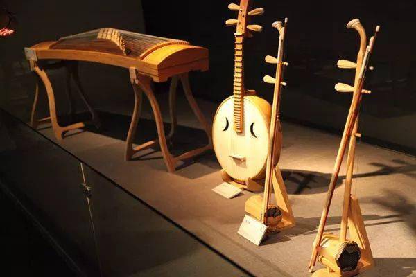 课程展现了广东音乐五架头的产生及发展历程,特色加花技巧,乐器股成