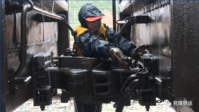 雨中逆行者铁运调车作业不停止
