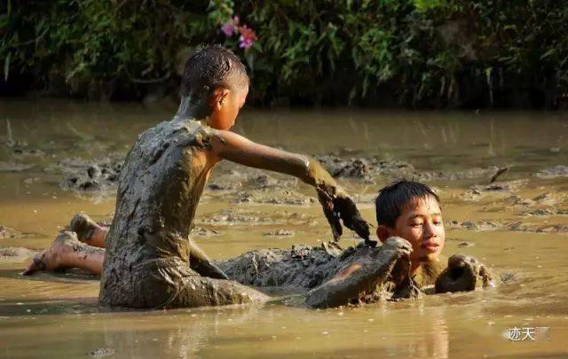 农村孩童河边戏水纳凉图片
