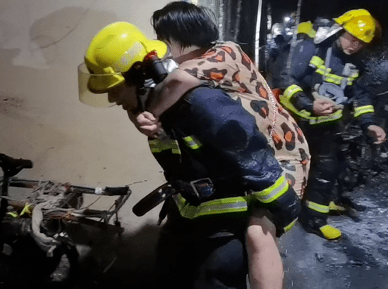 江西丨多辆电车着火,"蓝朋友"花式救人,挽救70万财产!