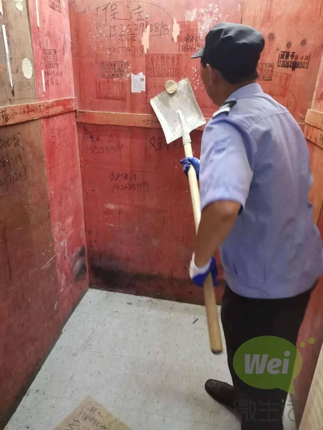 大港一小区电梯里的木板发霉了看起来太渗人了物业这样做