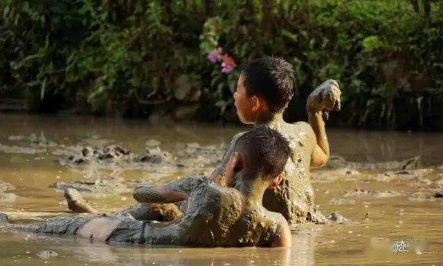 农村孩子在河里游泳图片