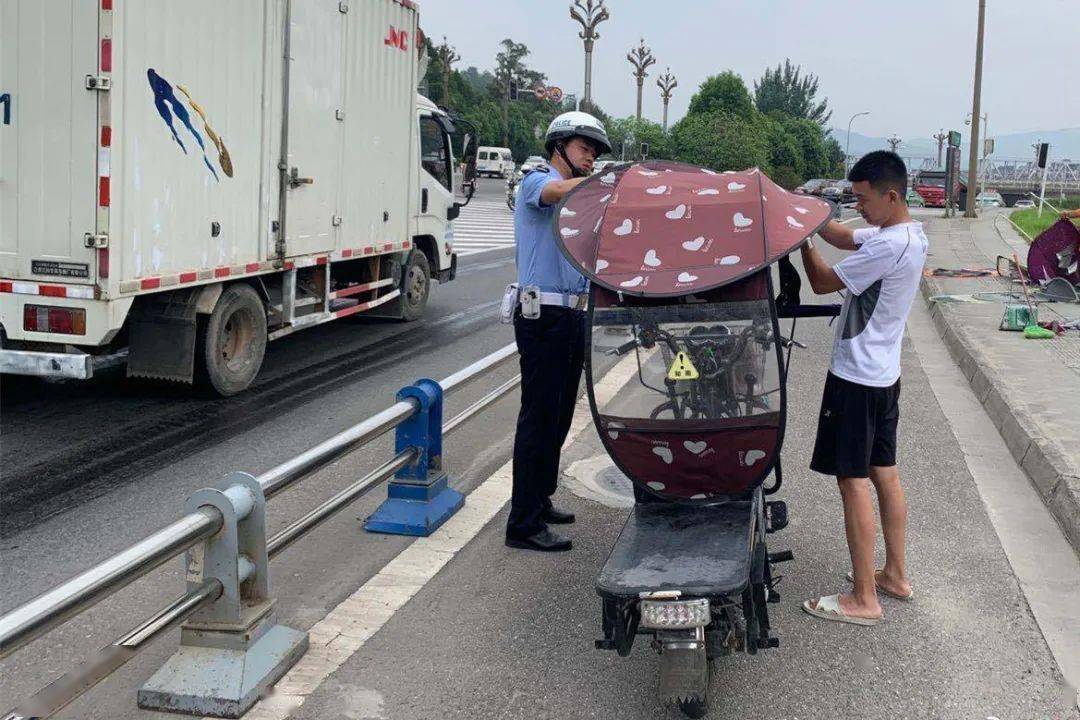 这样的电动车加装雨棚在广元市内随处可见