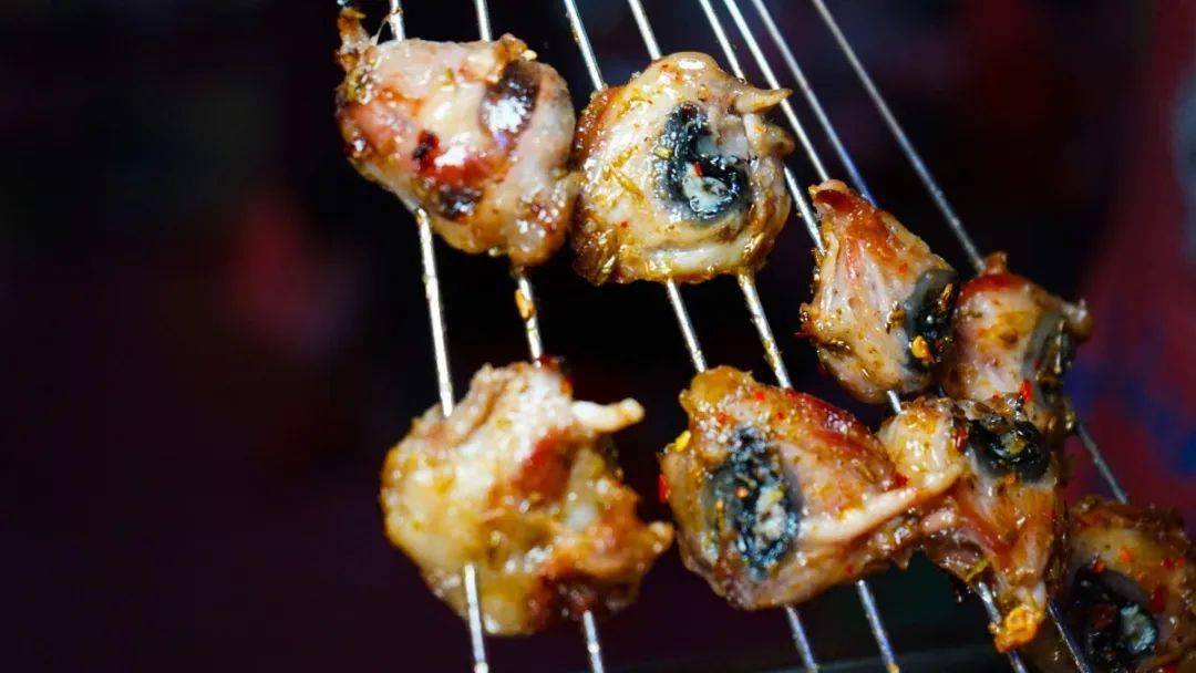 如果说聊城人什么都能吃的话,烤羊眼是你一个绝大的考验.