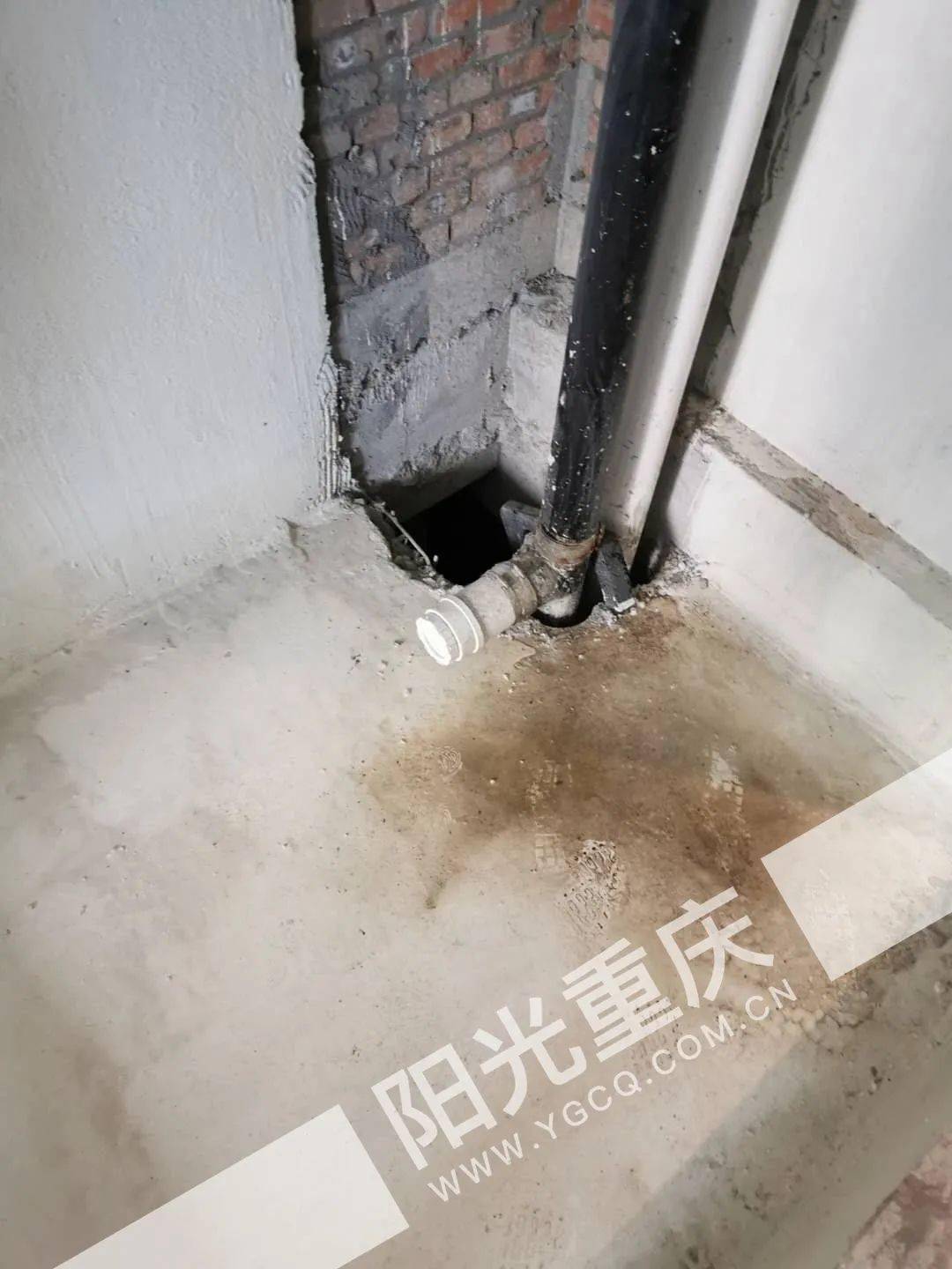 接房发现厕所地面有个"洞"!