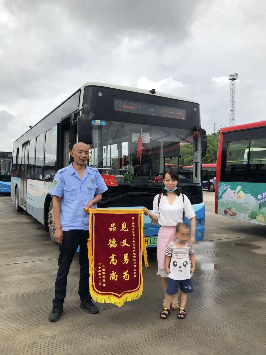 的手中 当面对公交人表达了感谢 原来是3岁小孩调皮趁妈妈不注意 竟