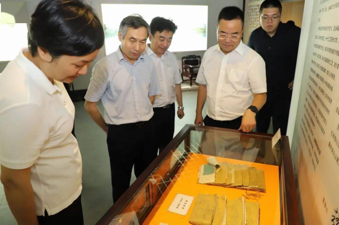 在当代苏作家具文化艺术馆,吴晓红仔细参观了馆内陈列的件件木雕精品