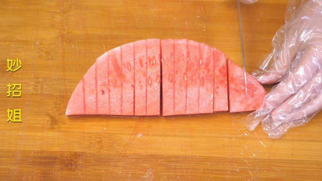 招待客人非常有面子呢方法四:我们沿着西瓜的三个角分别切一刀接着