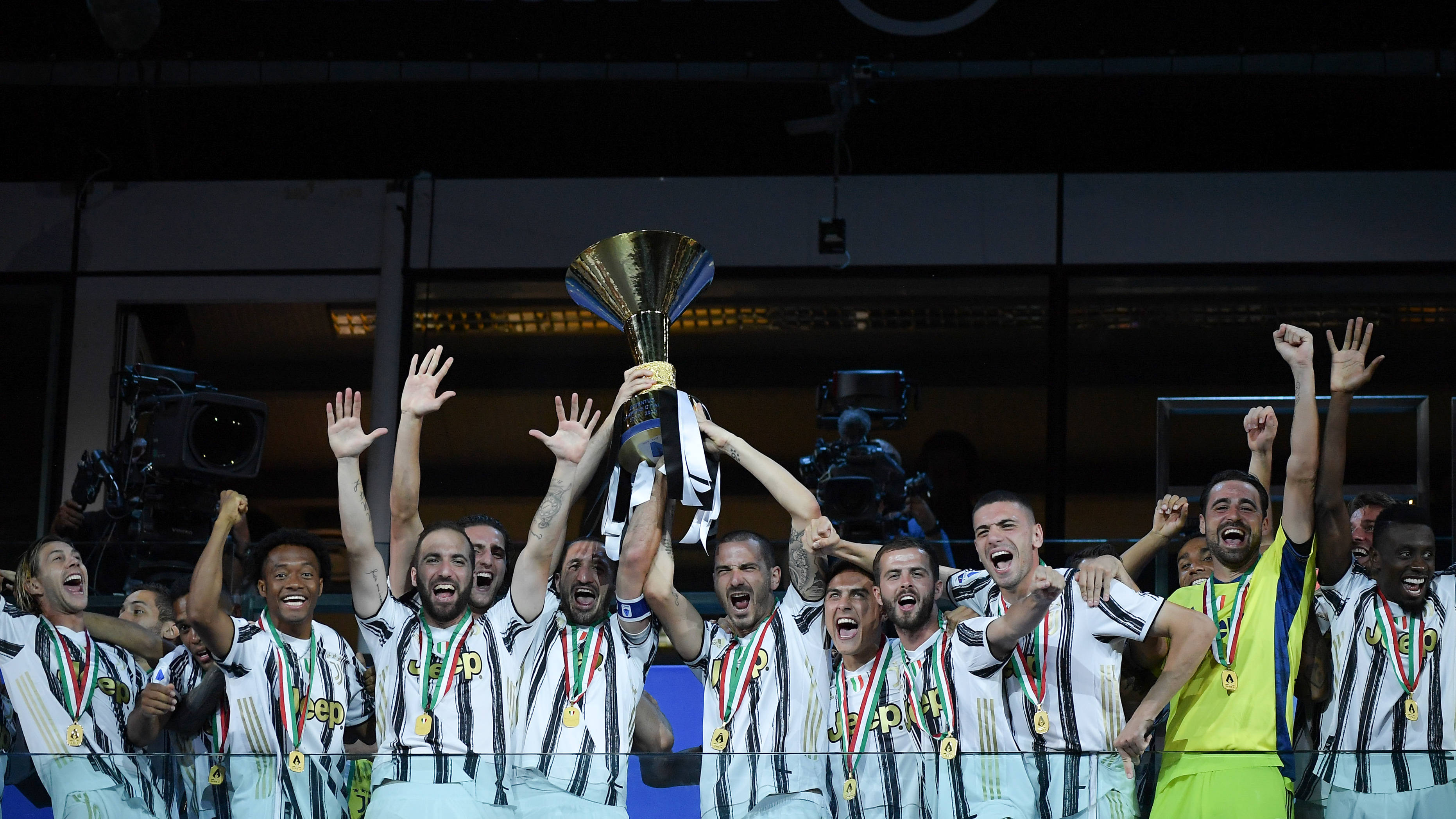 足球——意甲:尤文图斯捧杯