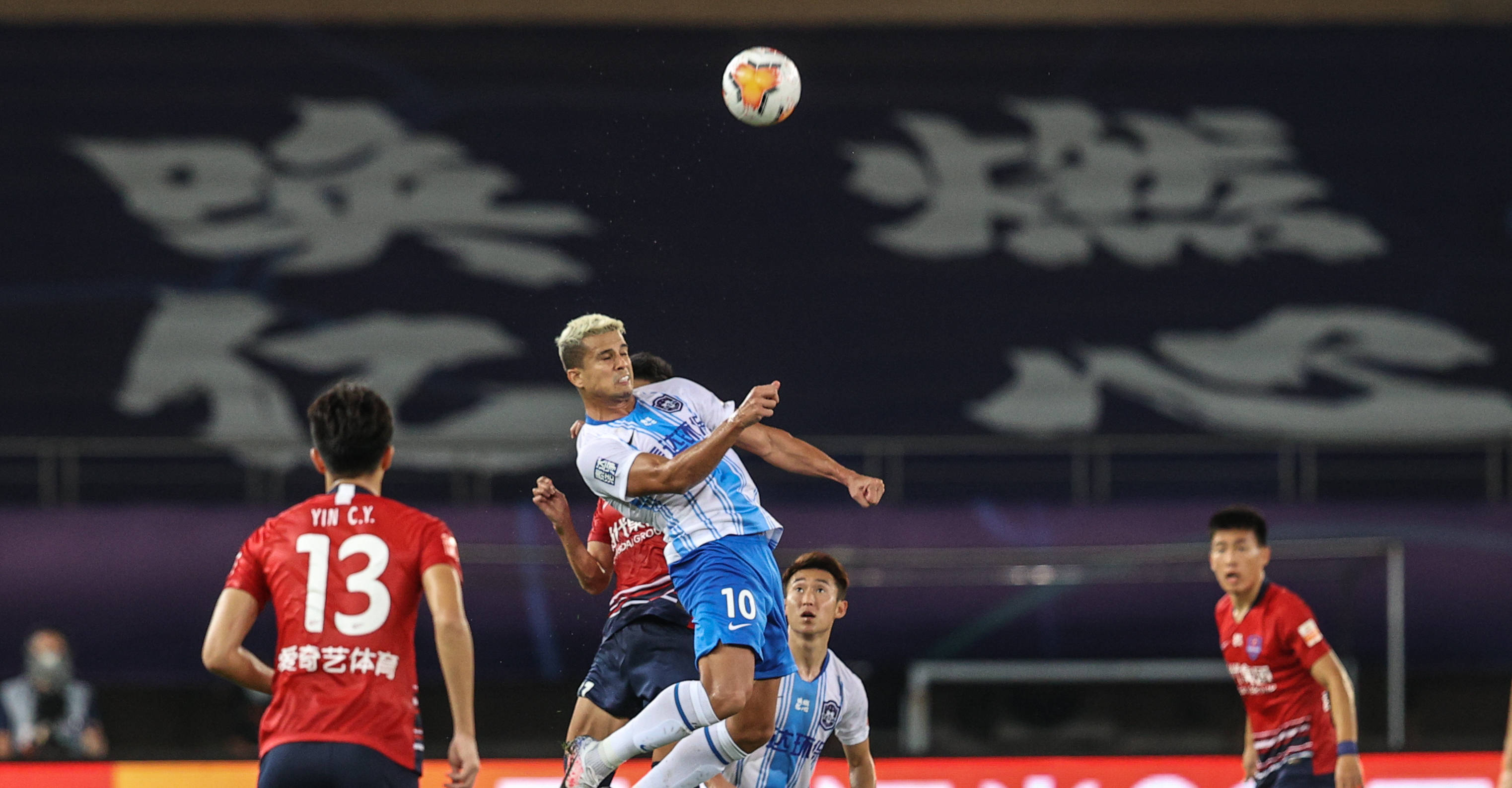 8月2日,天津泰达队球员乔纳森(上)在比赛中争顶.