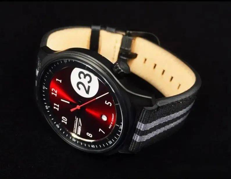 保时捷以917经典的涂装作为设计元素,发布了这款全球限量的纪念款手表