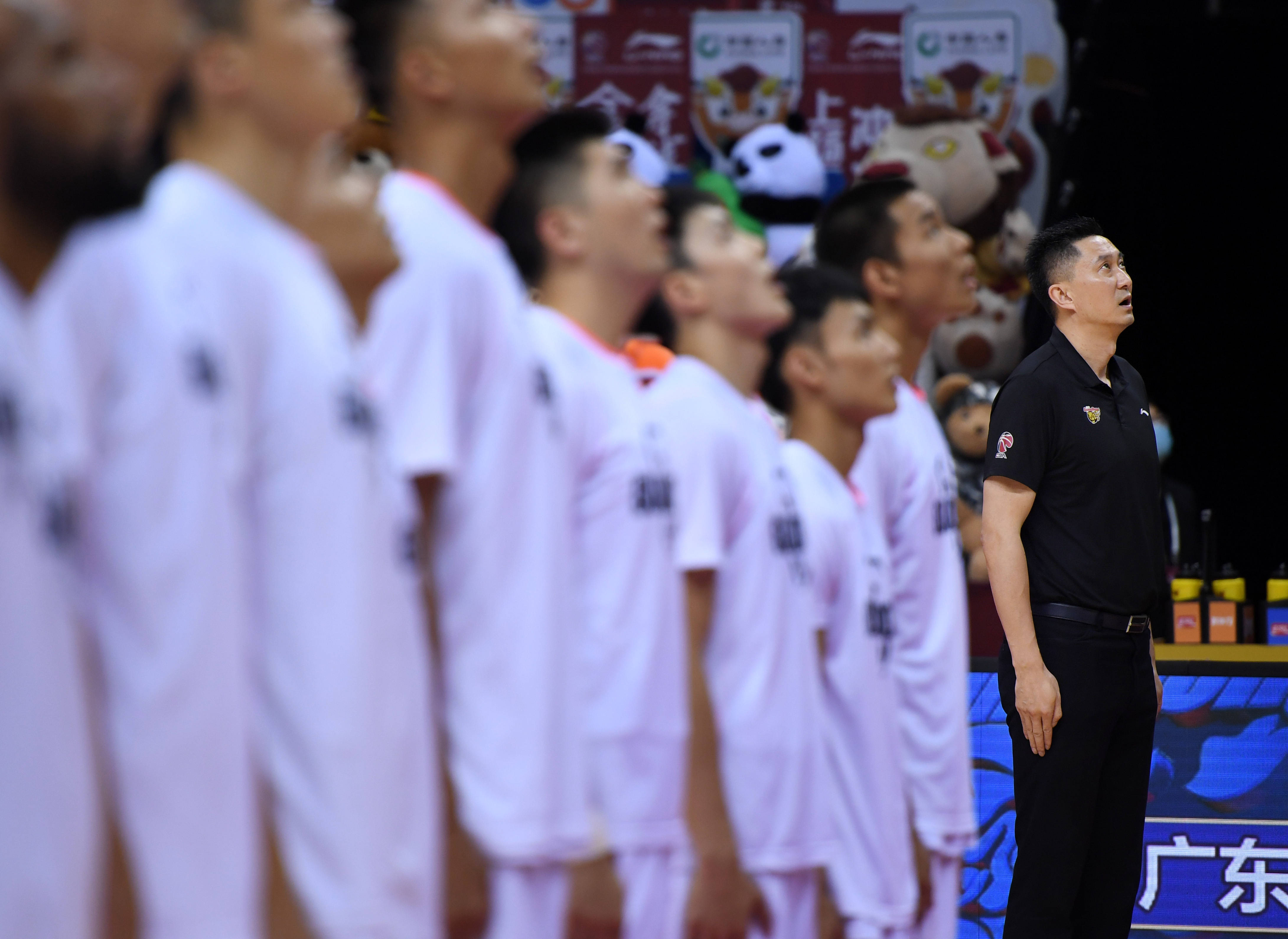 8月2日,广东东莞银行队主教练杜锋(右一)在升旗仪式上.