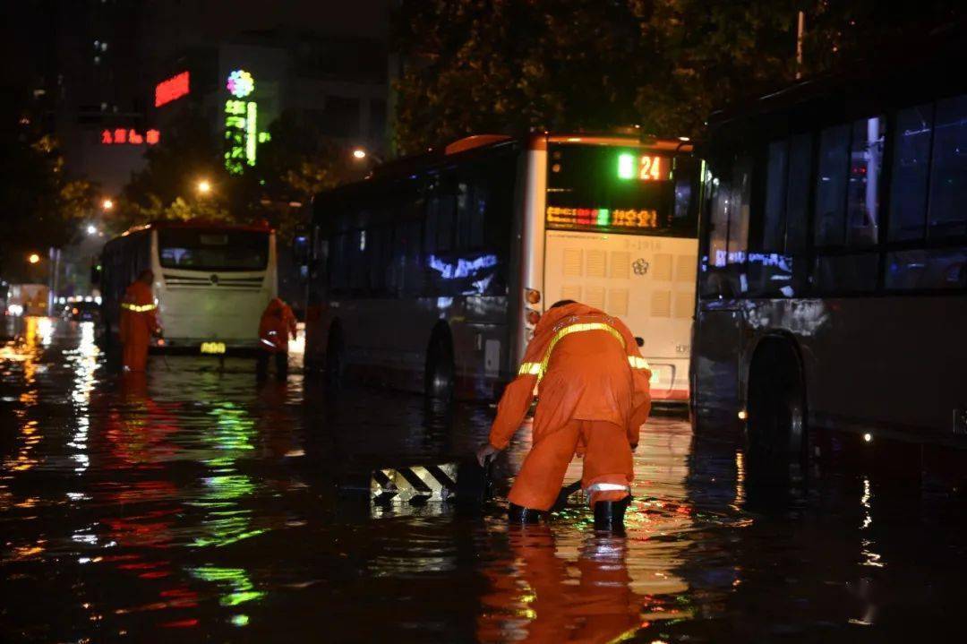 预警天津局地将达大雨量级昨天大雨下到半夜他们守着我们