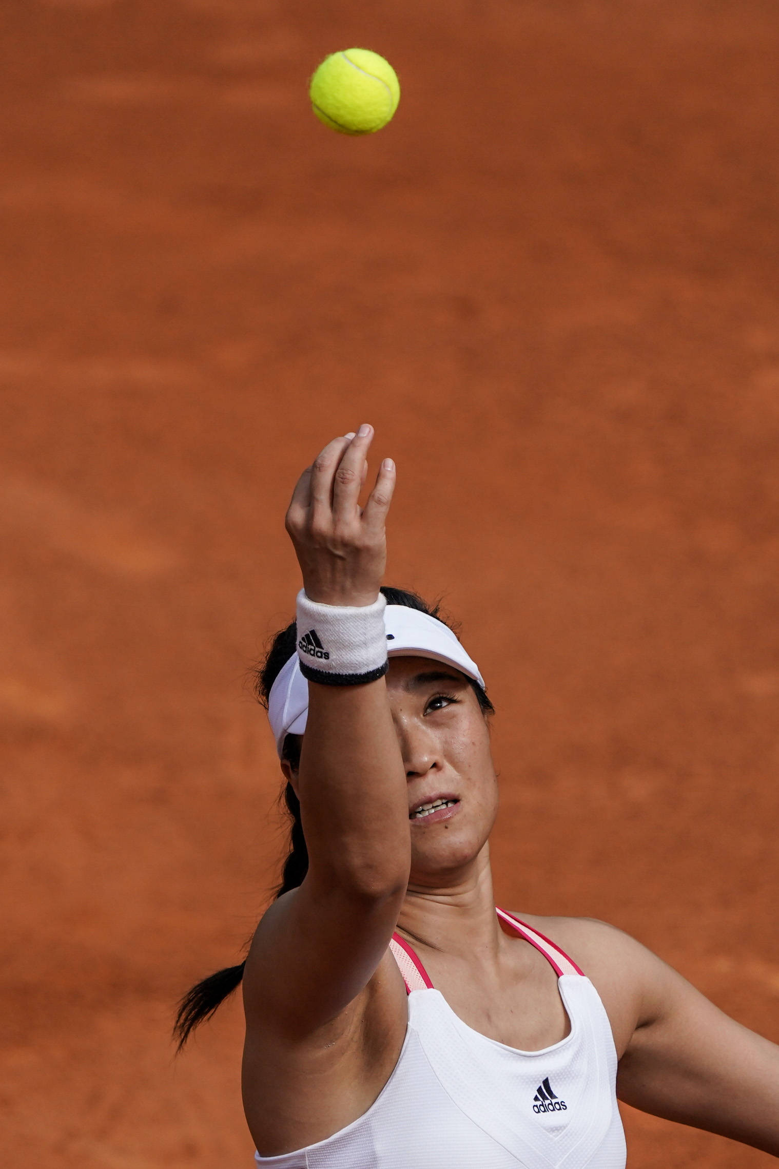 8月3日,韩馨蕴在比赛中发球.