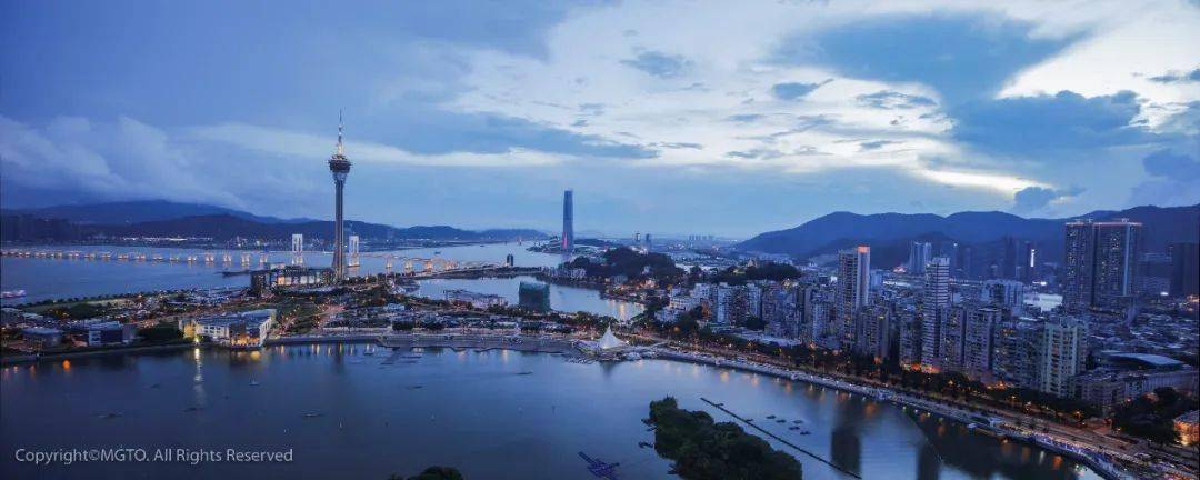地址:澳门西望洋山 公交路线:乘坐6b, 9, 16, 28b可到 双湖塔影 (两湖
