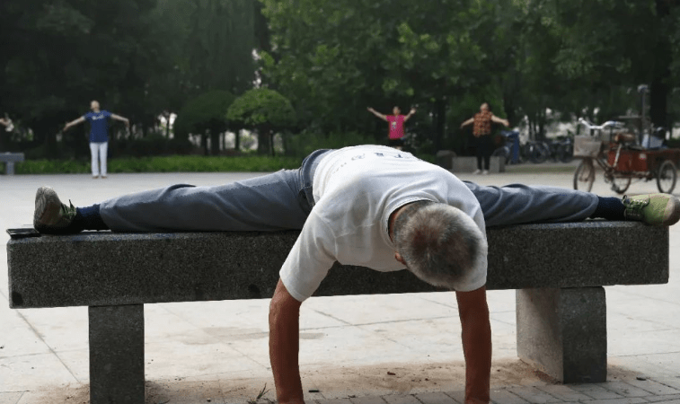 广平71岁老人坚持锻炼轻松劈下"一字马"_健身