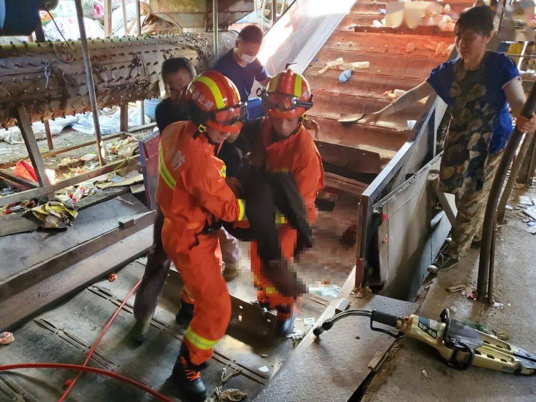 机器"吃人"!女子左腿被机器传输带卡住