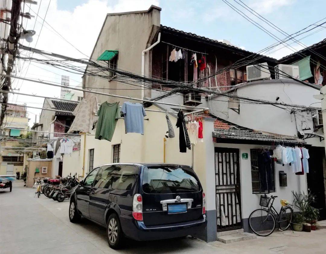 现在是南昌路100弄,位于思南路和雁荡路之间,和102弄共用一个入口