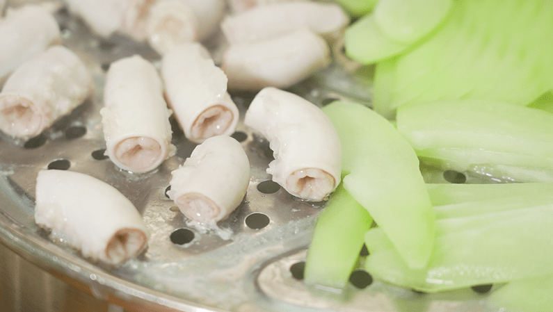 口感方面也是相当惊喜:蒸煮出来的竹肠避免不了有一点韧身,但只要咀嚼