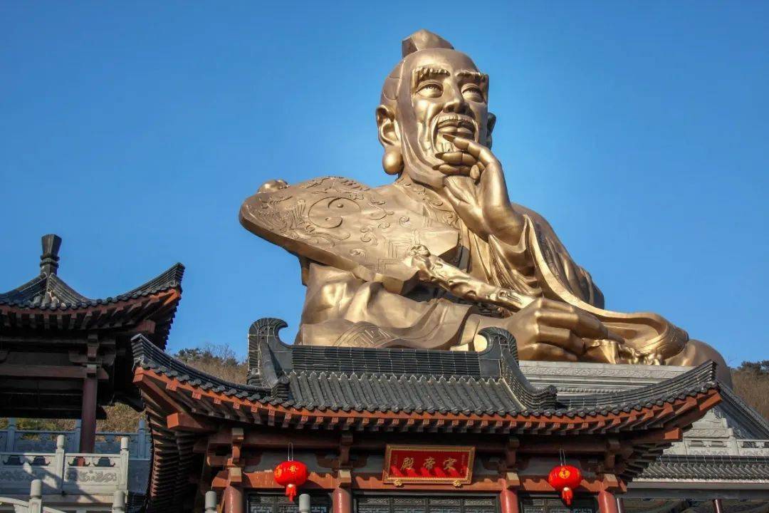 祁推荐地:九霄万福宫▼九霄万福宫,屹立于大茅峰之巅,整体建筑依山而
