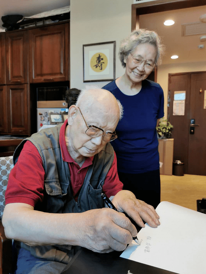 长宁有这样一对九旬夫妇,始终遵循着家族传统……_严老