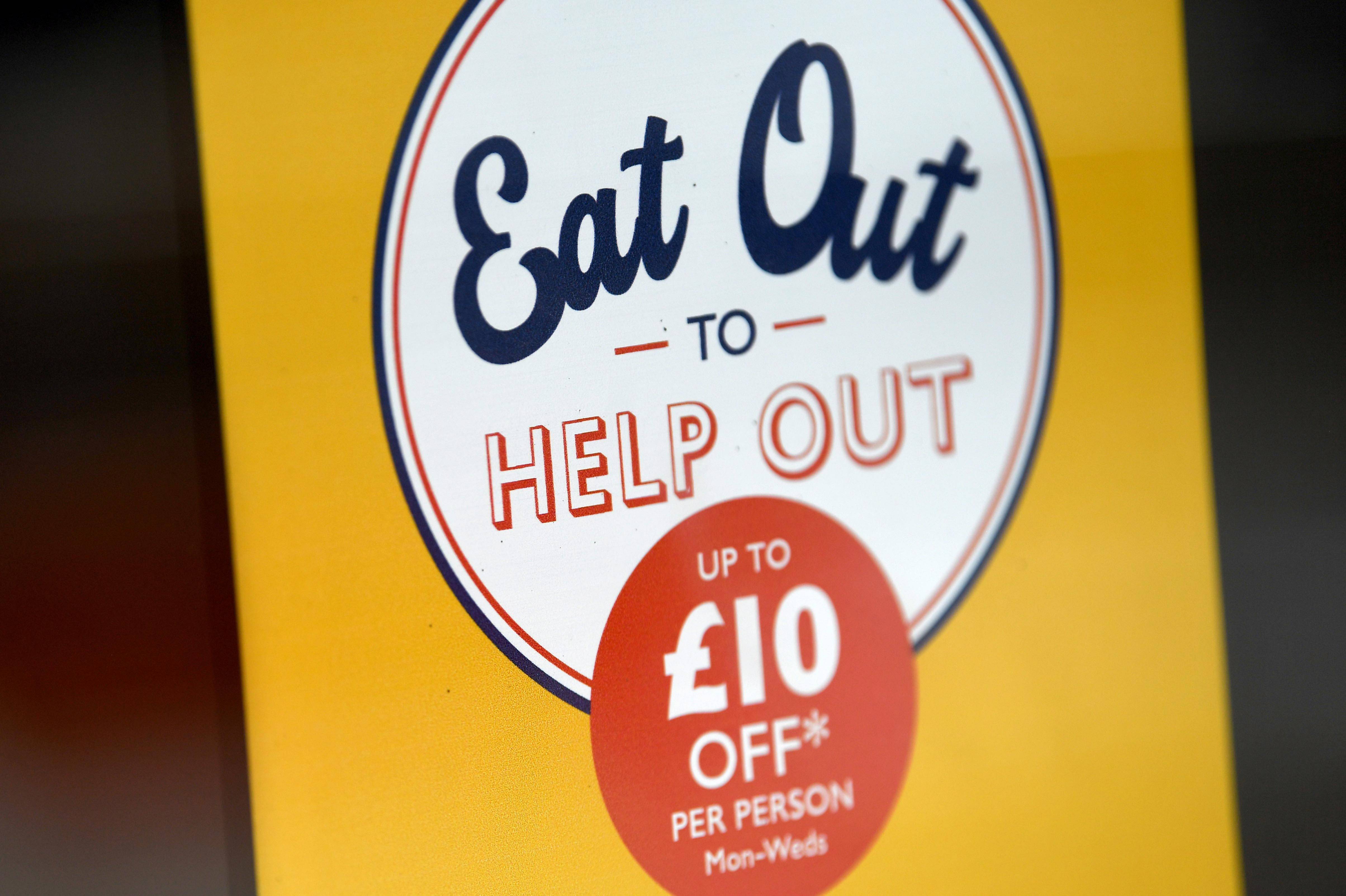 这是8月3日在英国伦敦一家咖啡厅拍摄的"eat out to help out"广告牌.