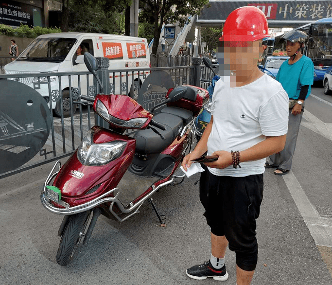 近4米长的罚单54条违法行为贵阳这名摩的司机栽了