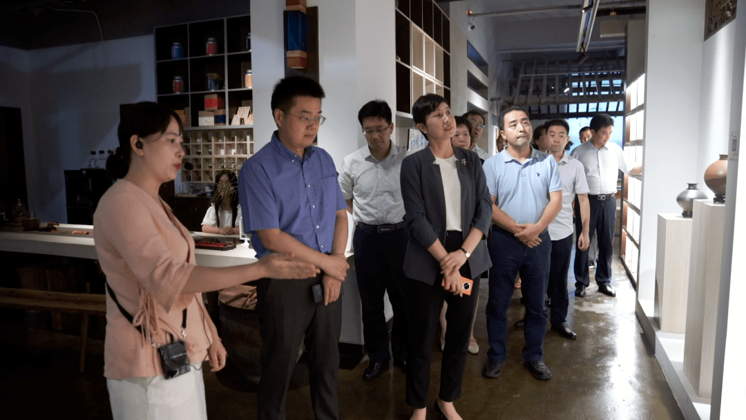 陈县长陪同省工信厅领导视察紫阳富硒茶陶博物馆