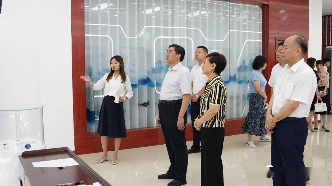 当天,贾书君,庆志英还现场察看了解了市人才办工作开展情况及优秀人才