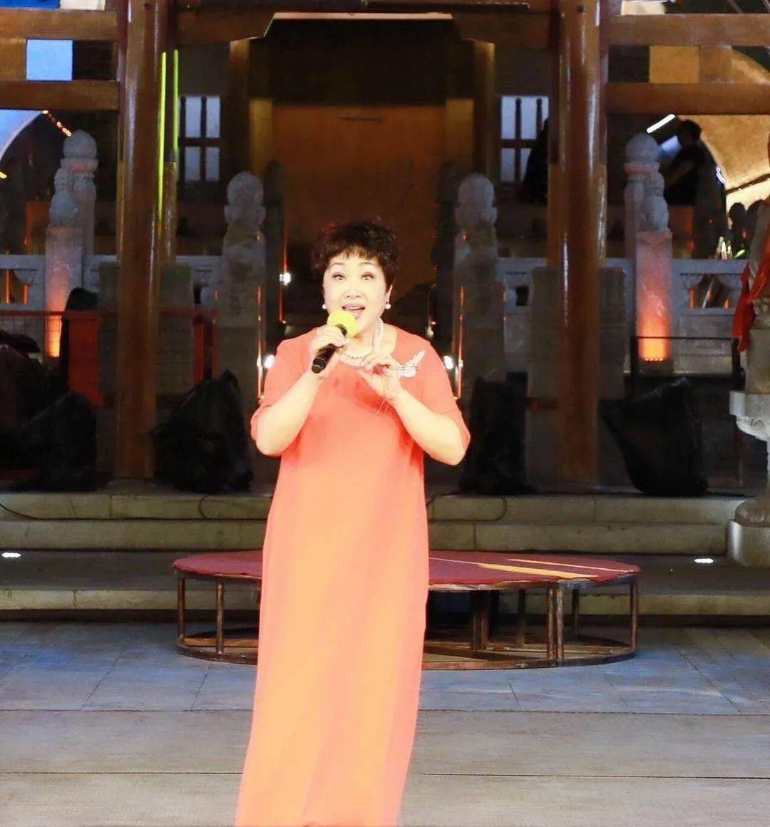 石家庄市丝弦剧团的国家一级演员,白玉兰奖得主张宝英演唱了丝弦