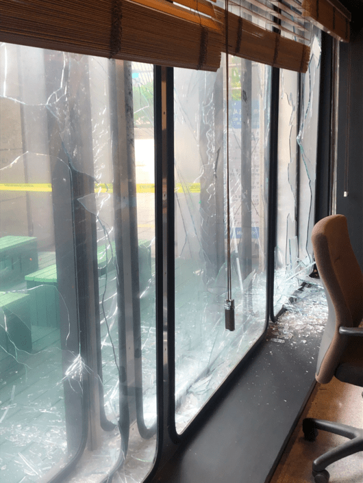 [星闻]某男子用镐头砸碎kbs广播间玻璃窗户,现场一片狼藉