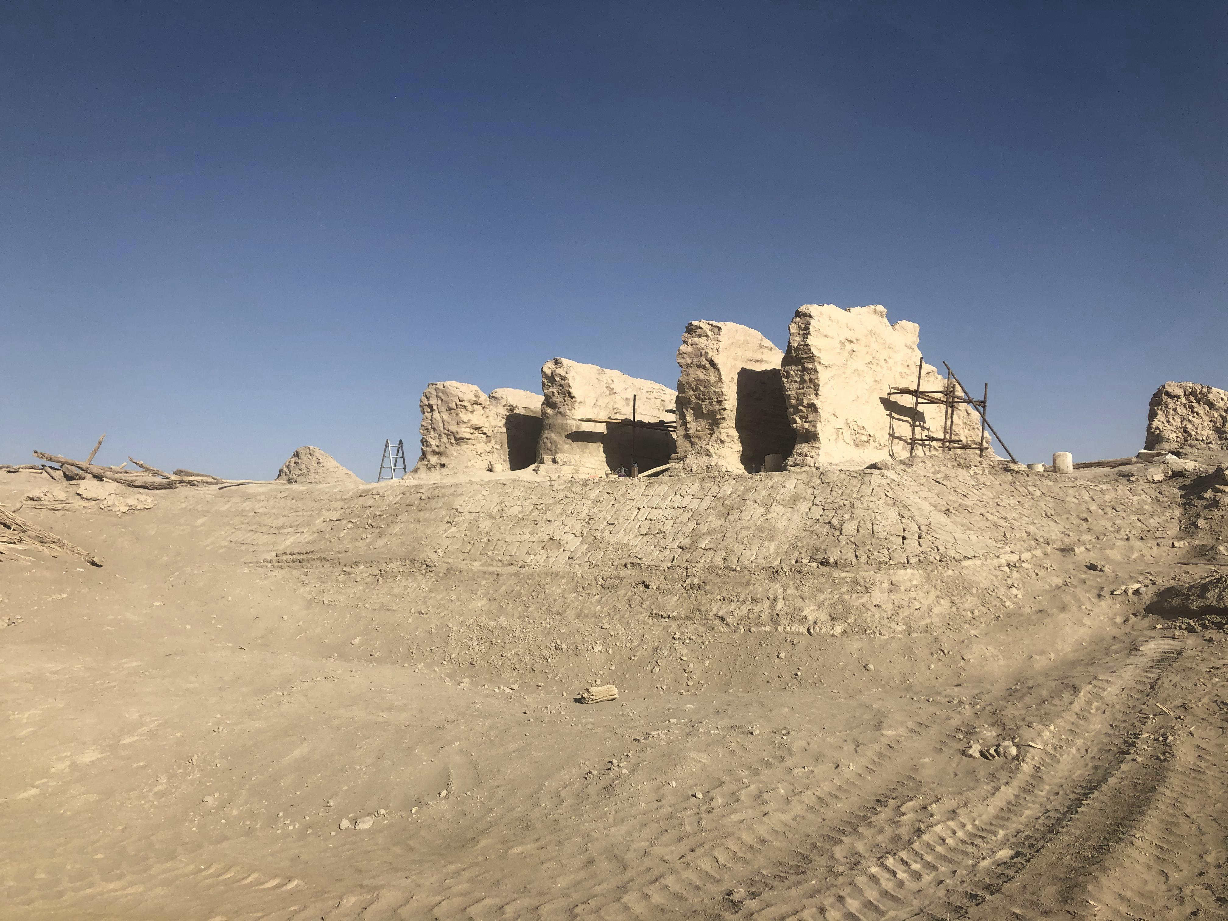 新疆抢险加固楼兰古城三间房和佛塔遗址