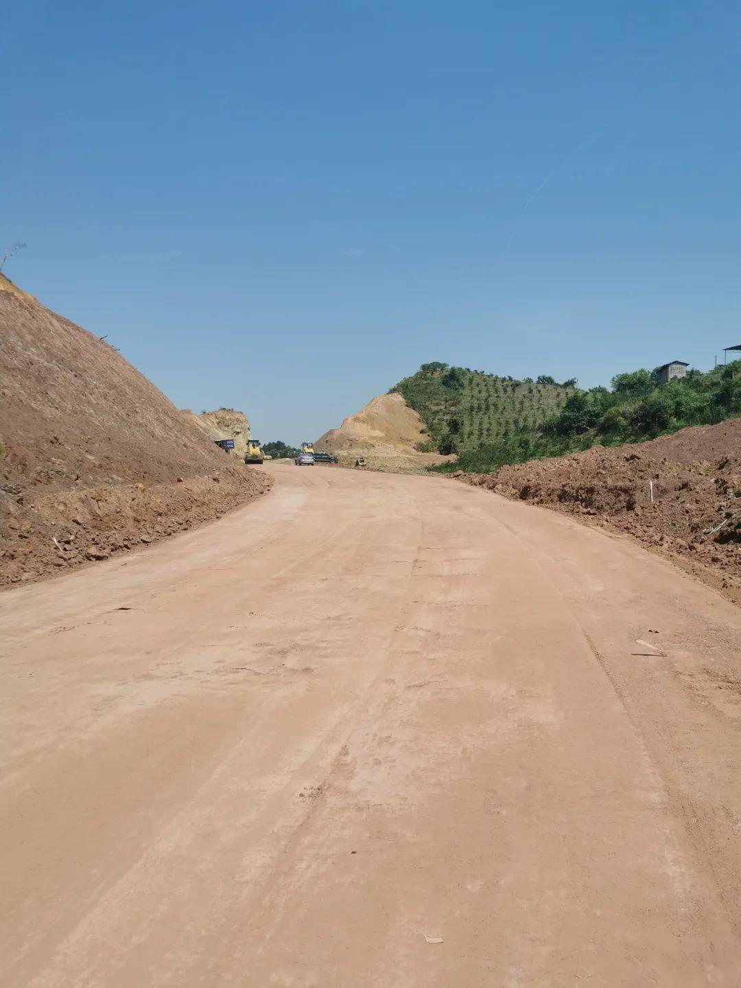 一线快讯贺州平桂区至金竹村产业路项目全线路床交验贯通