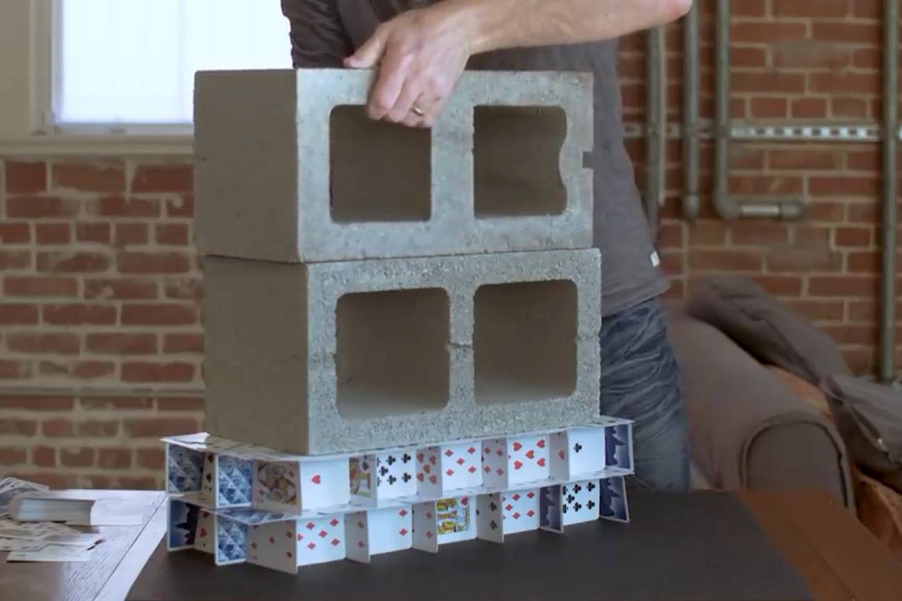 扑克牌摞起来也能承重学会这个小技巧你也能用扑克搭房子