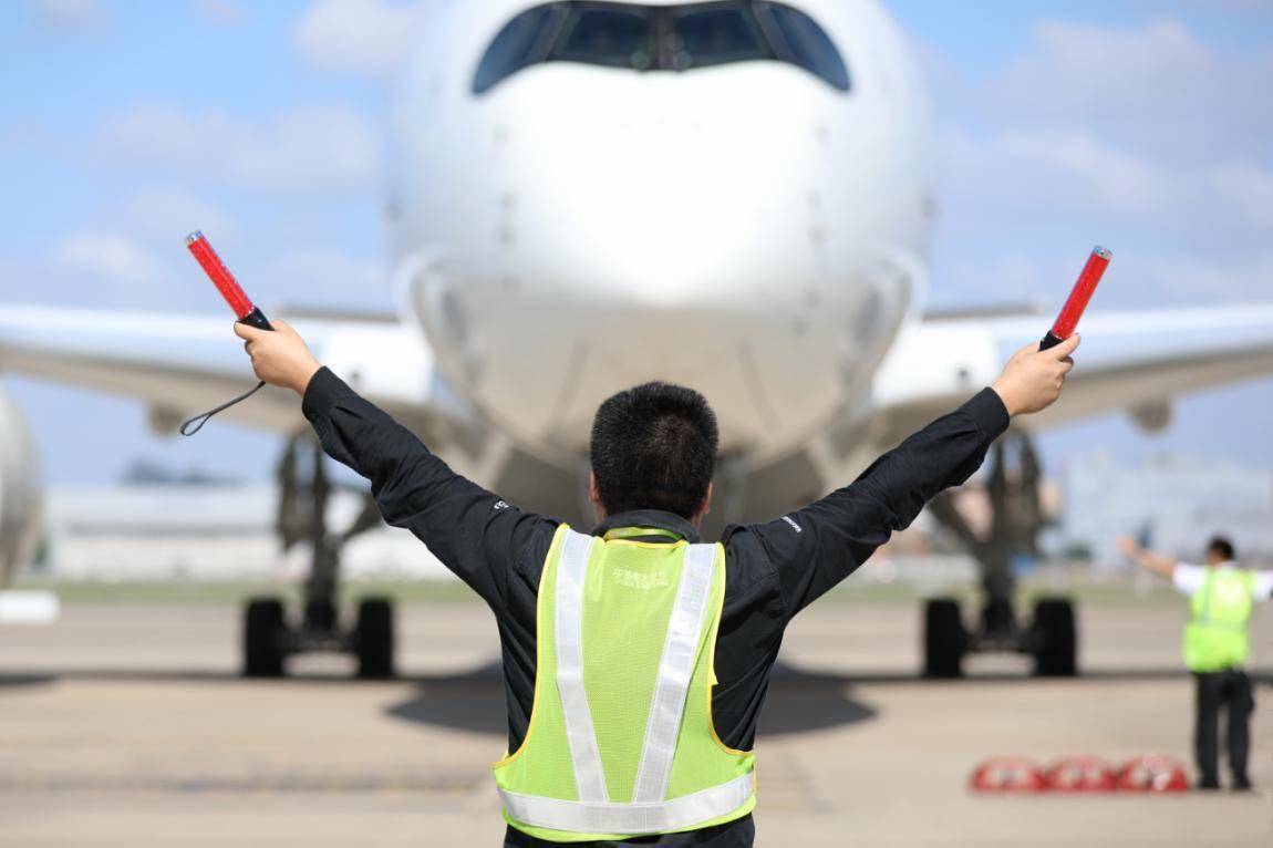 酷暑高温天,他们用汗水和辛劳保障每一班航班