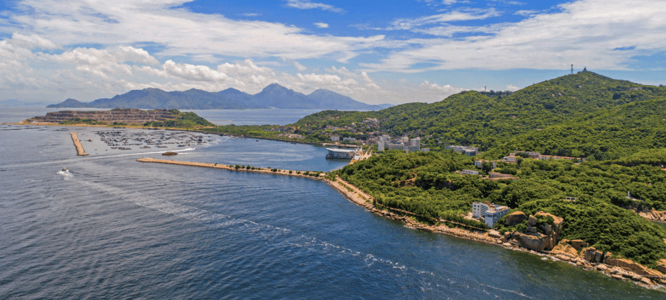 地處在我國四大群島之一的萬山群島之中,與香港大嶼山隔海相望