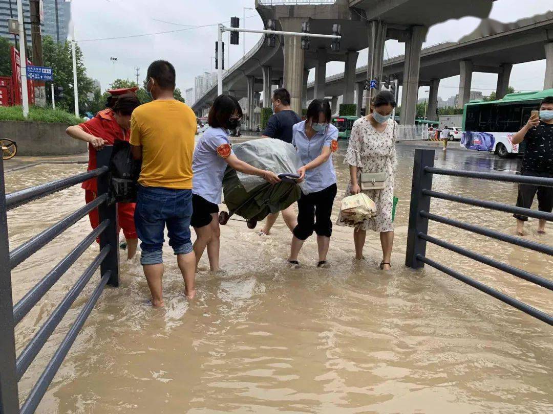 暖心!雨中,郑州公交站务长变身"摆渡人"