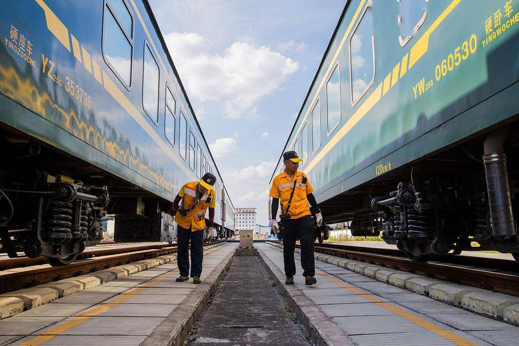 重慶:與鐵共舞 鐵路調車員高溫堅守