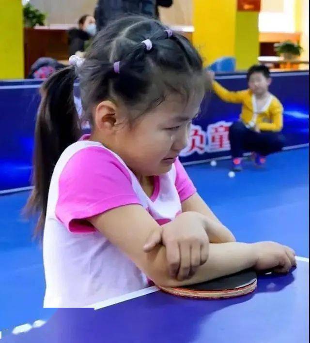 女孩因哭着打乒乓球火了邓亚萍连视频指导她张继科也被她圈粉