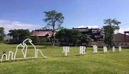 平阳宠物小镇位于温州市平阳县水头镇,贯穿水头溪心岛,老城区和北港