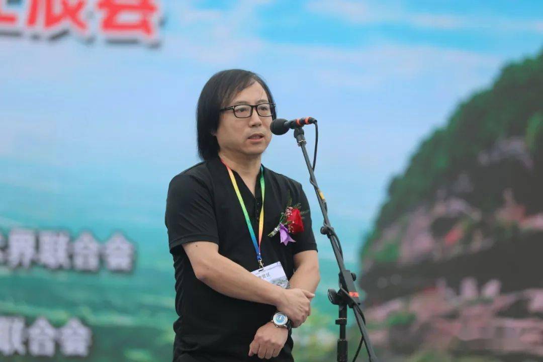 中央数字电视书画频道主持人蒋熹多主持.