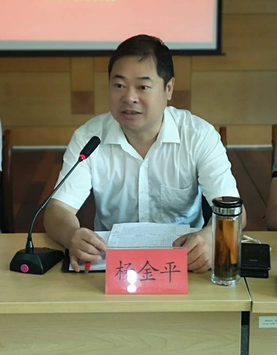 会上,街道办事处主任杨金平强调了生态环境整治工作的重要性,要求各村