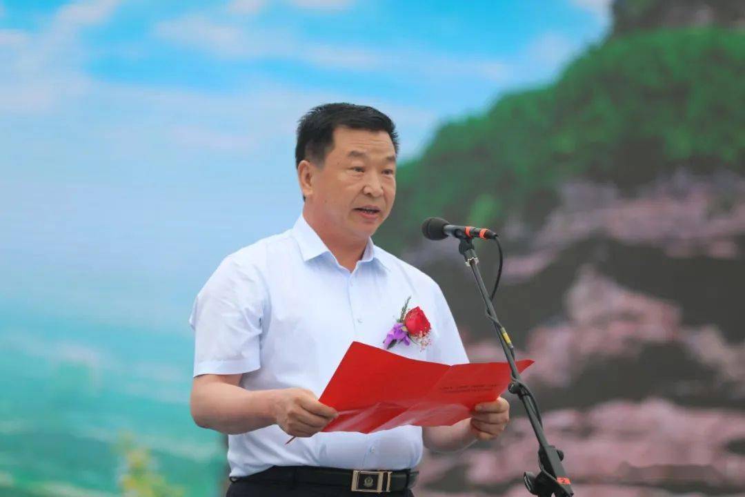 书画艺术精品展开幕式现场.中央数字电视书画频道主持人蒋熹多主持.