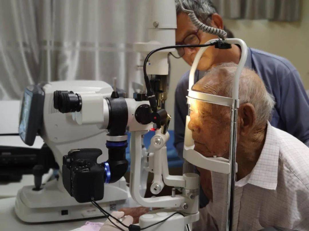 喜讯百岁老人患白内障贵港爱尔眼科高难度手术送光明