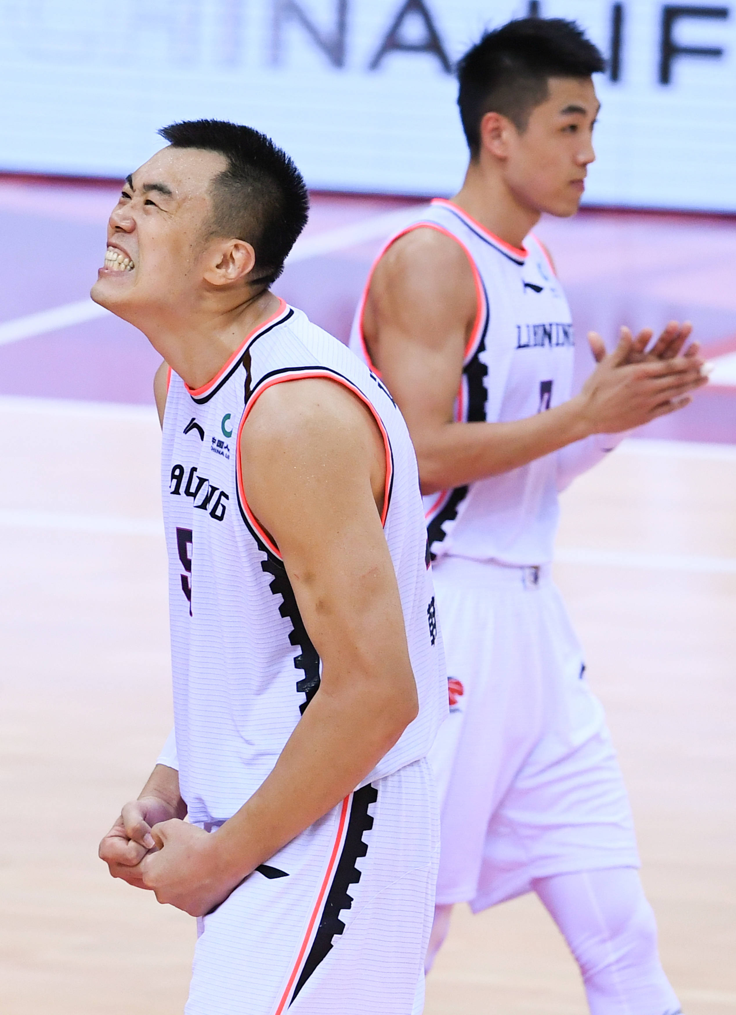 8月7日,辽宁本钢队球员韩德君(左)庆祝获胜.