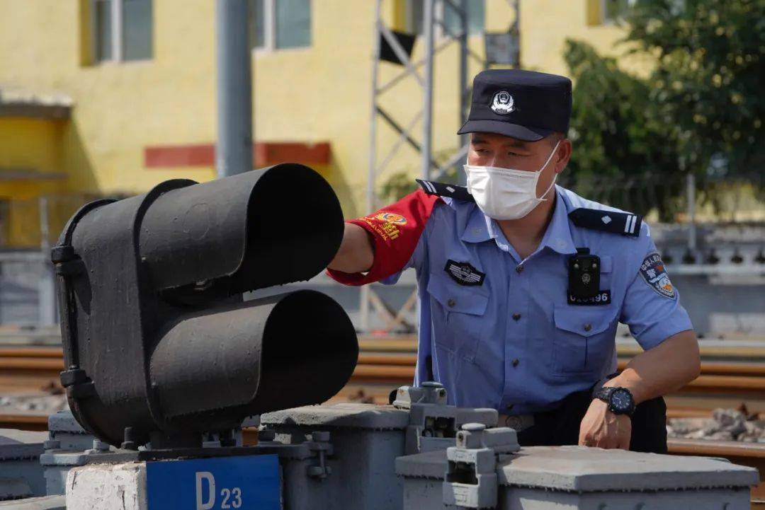 不變從警初心 輕傷不下火線 ——北京鐵路公安處雙橋站派出所民警丁朋